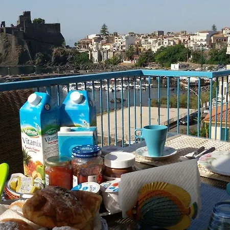Castello آتْشّي كاستيلّو